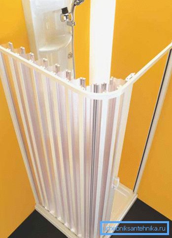 Folding multi-section plastic curtain Folding multi-section plastic curtain
