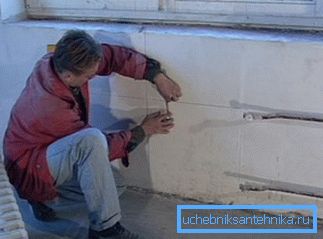We make sure that the battery is strictly horizontal. We make sure that the battery is strictly horizontal.