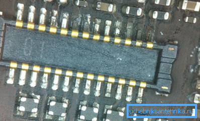 Traces of corrosion on the iPhone chips