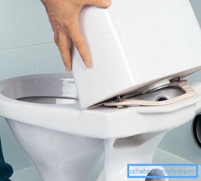 The drain tank with the lower supply pipe should be mounted on the bowl after the water supply hose is connected to it. The drain tank with the lower supply pipe should be mounted on the bowl after the water supply hose is connected to it.