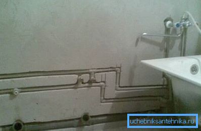 Drain pipes can also be hidden in the wall. Drain pipes can also be hidden in the wall.