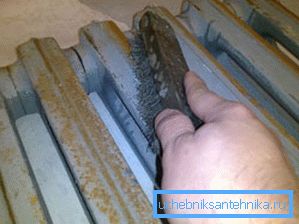 First, the radiator is cleaned from the old coating. First, the radiator is cleaned from the old coating.