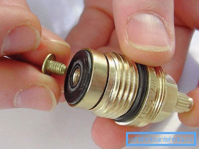 Remove the gasket from the end of the axle box Remove the gasket from the end of the axle box