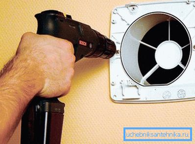 Removing the grill with fan Removing the grill with fan