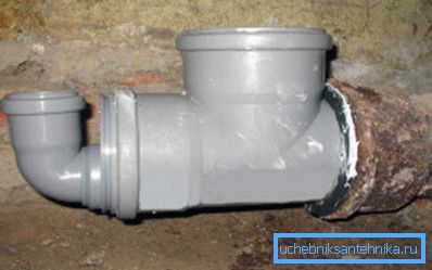 Connection of plastic sewage pipes to cast iron using rubber gaskets and silicone Connection of plastic sewage pipes to cast iron using rubber gaskets and silicone