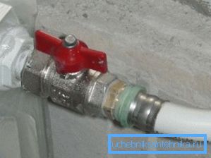 Connection of the riser and the heating battery with a metal-plastic pipe Connection of the riser and the heating battery with a metal-plastic pipe