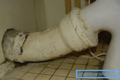 Connection of a toilet bowl to the pig-iron sewerage Connection of a toilet bowl to the pig-iron sewerage