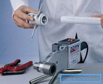 We connect with a soldering iron PVC pipes reinforced for heating