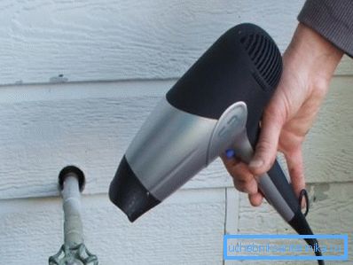 We heat the hair dryer. We heat the hair dryer.