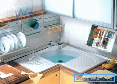 Modern enameled sinks have an attractive design. Modern enameled sinks have an attractive design.