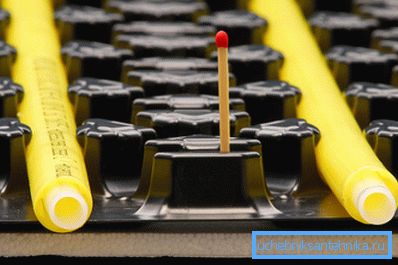 Special polymer pipe for underfloor heating is laid with a certain step on the surface of the insulation. Special polymer pipe for underfloor heating is laid with a certain step on the surface of the insulation.