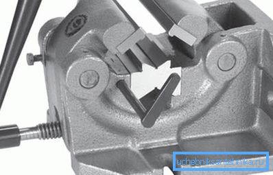 Special vice for fixing and clamping round parts. Special vice for fixing and clamping round parts.