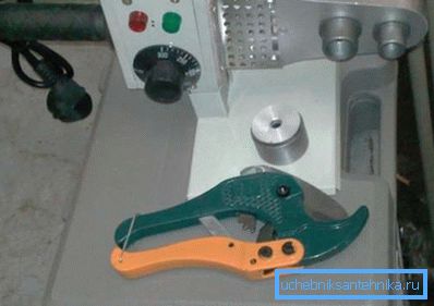 A special knife for trimming allows you to create a perfectly flat surface without distortions or chipping, but even after using it, the masters recommend cleaning