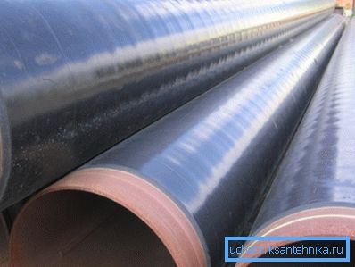 Steel water pipes with a polymeric sheeting. Steel water pipes with a polymeric sheeting.