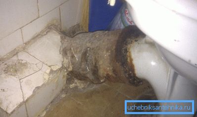 Old cast iron products are very difficult to replace - this process requires the dismantling of most of the sewer system Old cast iron products are very difficult to replace - this process requires the dismantling of most of the sewer system