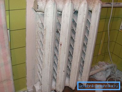 Old radiator. It seems it's time to replace it. Old radiator. It seems it's time to replace it.