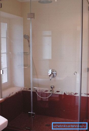 The glass has an excellent light transmission, which is important for small spaces.