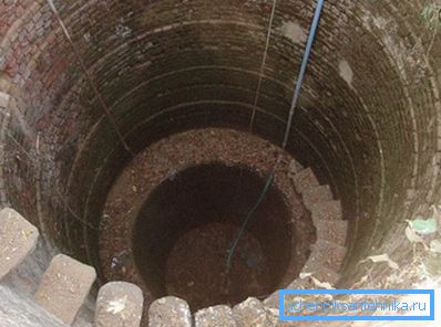 The walls of this well are several centuries old. The walls of this well are several centuries old.