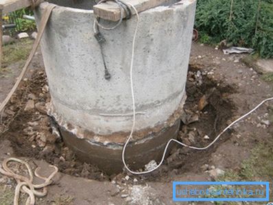 The walls of the round barrel reinforced with concrete rings with docking locks - chamfers.