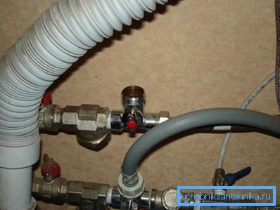 The washing machine is connected immediately after the valves and coarse filters. The washing machine is connected immediately after the valves and coarse filters.