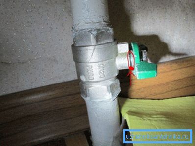 The arrow marks the place where the tap on the heating battery flows The arrow marks the place where the tap on the heating battery flows