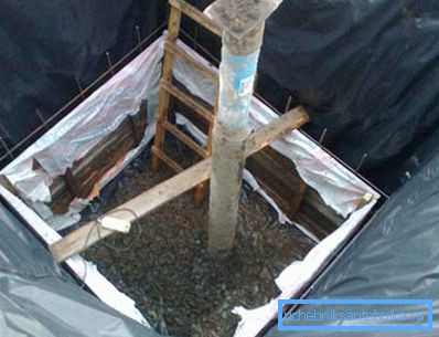 We build a formwork for the walls. We build a formwork for the walls.