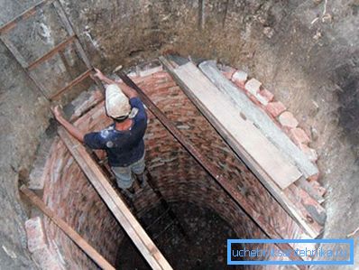 Construction of a pit of broken brick Construction of a pit of broken brick