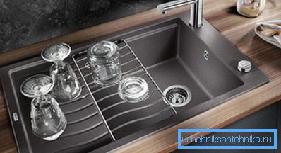 Welded kitchen sinks have greater depth than stamped Welded kitchen sinks have greater depth than stamped