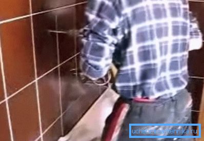 Drill the wall under the guides Drill the wall under the guides