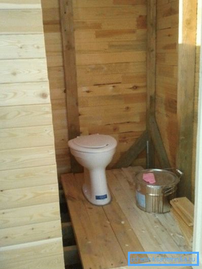 It looks like a country toilet with a toilet It looks like a country toilet with a toilet