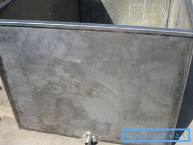 It looks like a metal tank for a shower cabin in finished form, the lid is made separate and placed after fixing the container