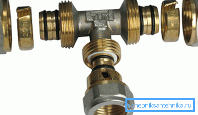 It looks like a collapsible tee for metal-polymer pipes. It looks like a collapsible tee for metal-polymer pipes.