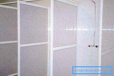 This is how the partitions for a shower cabin made of plastic look like. This is how the partitions for a shower cabin made of plastic look like.