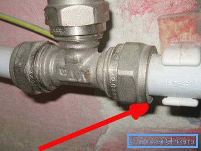 Leaking from under the nut on hot water is a common problem of compression joints on metal-plastic. Leaking from under the nut on hot water is a common problem of compression joints on metal-plastic.