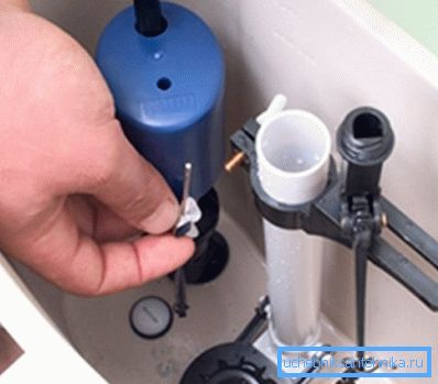 Leaking in the toilet is not always the fault of the gaskets. In the photo - setting the level of the float. Leaking in the toilet is not always the fault of the gaskets. In the photo - setting the level of the float.