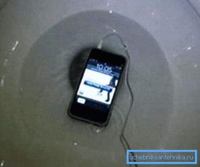 Phone in the toilet - the situation is not pleasant