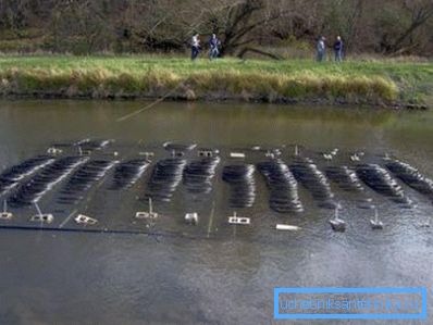 The heat exchanger is immersed in water. The heat exchanger is immersed in water.