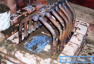 The heat exchanger is installed on the base of the combustion chamber. The heat exchanger is installed on the base of the combustion chamber.