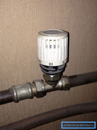 The thermostat can be installed directly on the pipe supplying coolant The thermostat can be installed directly on the pipe supplying coolant