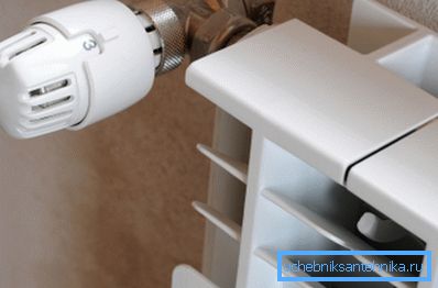 The thermostatic head automatically maintains a constant temperature in the room. The thermostatic head automatically maintains a constant temperature in the room.