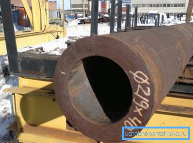 Thick-walled pipes are able to withstand the greatest pressures, but their mass is ten times higher than that of conventional variants.