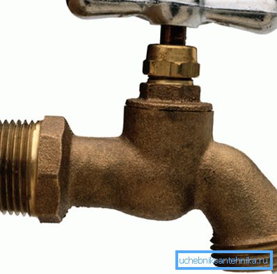 Traditional valves for giving with threaded spout for connecting the hose