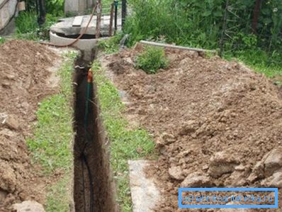 The trench should be deep enough, because this is the only way to protect pipes from freezing in winter and reduce the likelihood of mechanical damage. The trench should be deep enough, because this is the only way to protect pipes from freezing in winter and reduce the likelihood of mechanical damage.