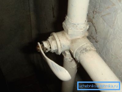 Three-way valve on the heating tower in Khrushchev. These cranes periodically became the cause of serious accidents: apartment owners tried to make the batteries warmer with their help.