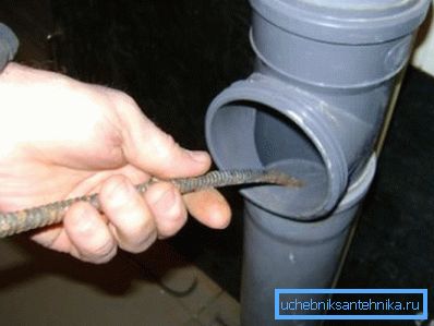 The cable is pushed through the pipes to the “thrombus” - usually its length is several tens of meters. The cable is pushed through the pipes to the “thrombus” - usually its length is several tens of meters.