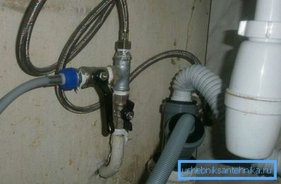 The drain pipe is connected via an adapter The drain pipe is connected via an adapter