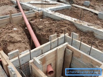 The pipe laid in the formwork to fill it. The pipe laid in the formwork to fill it.