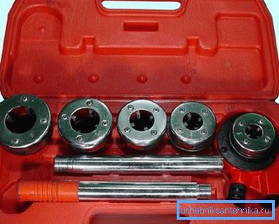 Pipe screw die 1-1 2-1 / 4-3 / 8-3 / 4 with a ratchet and in a plastic container Pipe screw die 1-1 2-1 / 4-3 / 8-3 / 4 with a ratchet and in a plastic container