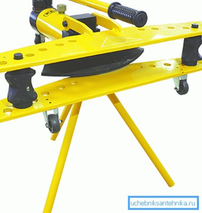 Pipe bender with closed frame