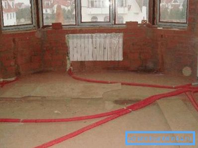 The pipes of the radiant heating system are laid before the floor is filled. The pipes of the radiant heating system are laid before the floor is filled.